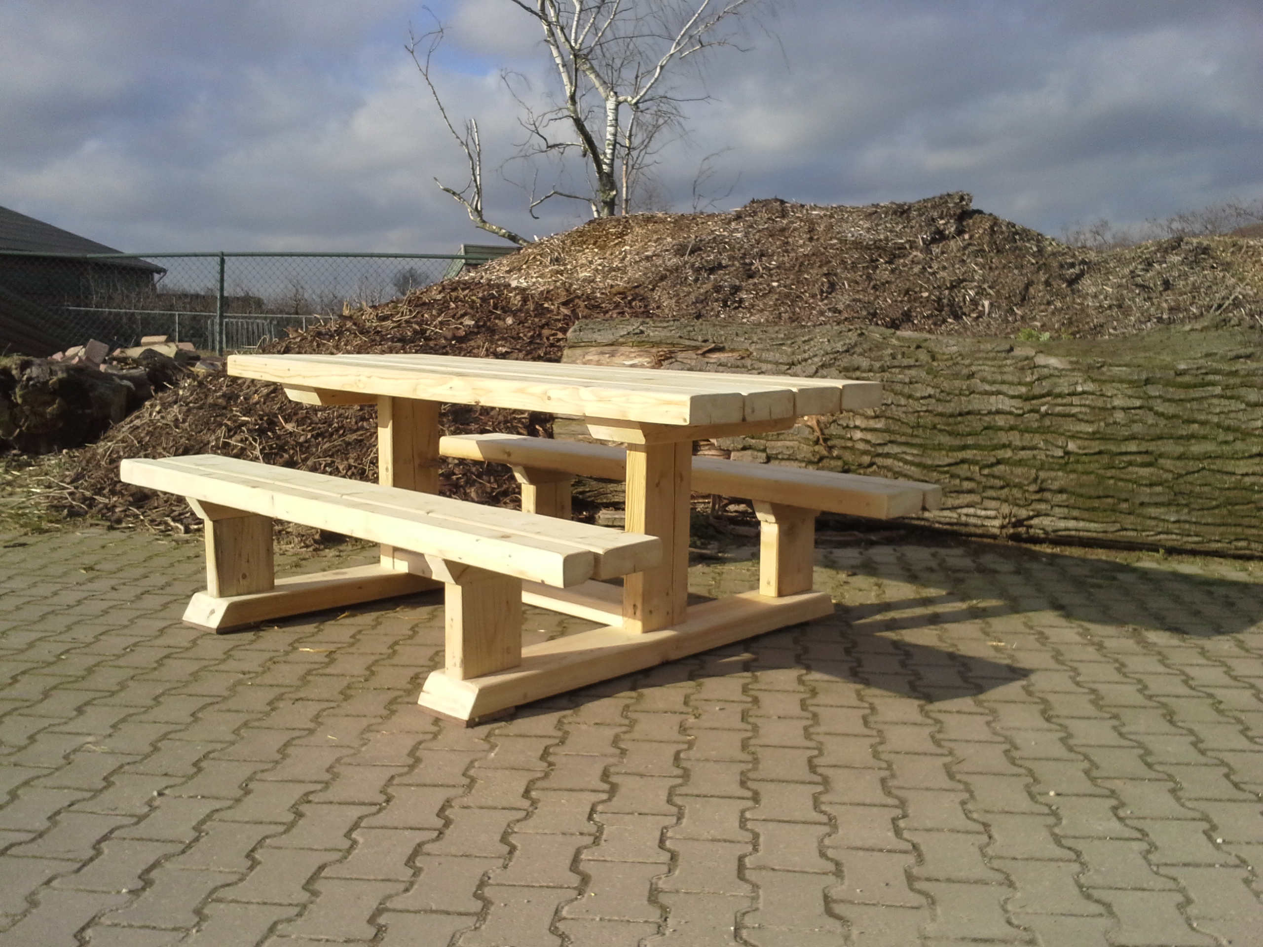 Houten tuinmeubelen Kwebbeltafels Houten tuinmeubelen Kwebbeltafels